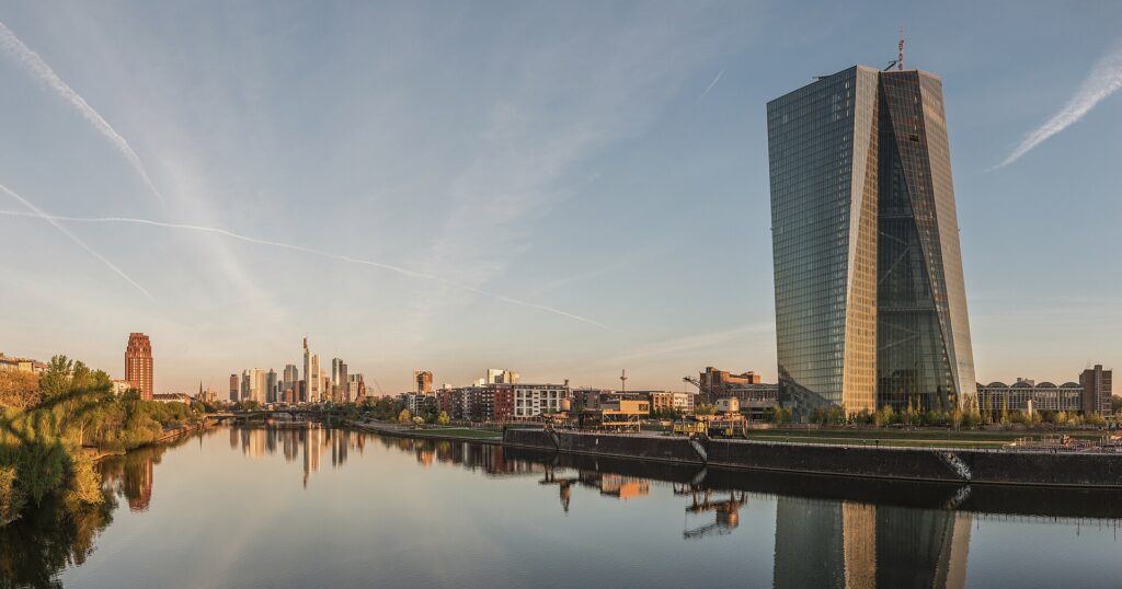 Veža Európskej centrálnej banky vo Frankfurte za úsvitu