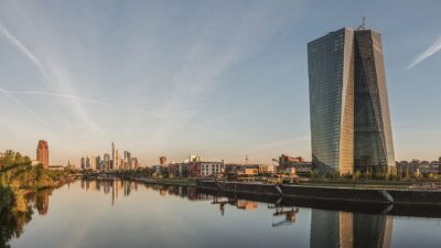Veža Európskej centrálnej banky vo Frankfurte za úsvitu