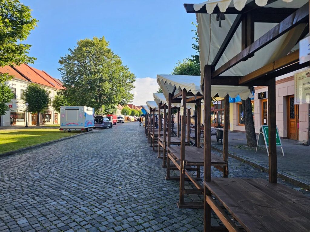 Prázdne remeselné stánky v historickom centre Kežmarku ráno pred otvorením EĽRO 2026