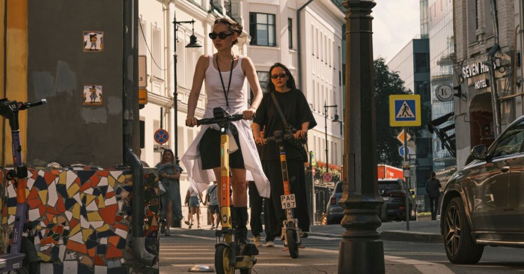 Rýchle elektrokolobežky budú mať problém: od septembra platí tvrdý limit 25 km/h. Čo to znamená