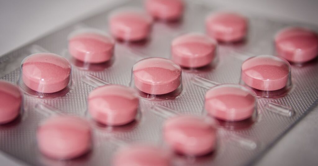 Prečo antibiotiká prestávajú zaberať a ako ich užívať správne