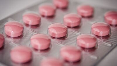Prečo antibiotiká prestávajú zaberať a ako ich užívať správne