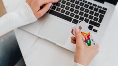 Bankové poplatky: kde zbytočne platíte a ako na nich ušetriť