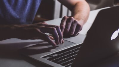 Modré svetlo z obrazoviek: naozaj škodí očiam, alebo je to mýtus?