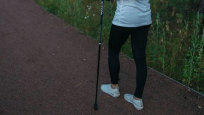 Chôdza v prírode, pohyb prospieva nohám – ilustračná fotografia