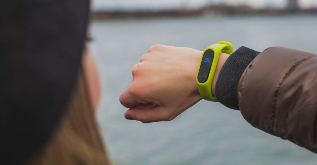 Smart hodinky či fitness náramok? Ako sa líšia a čo si všímať