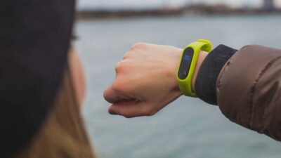 Smart hodinky či fitness náramok? Ako sa líšia a čo si všímať