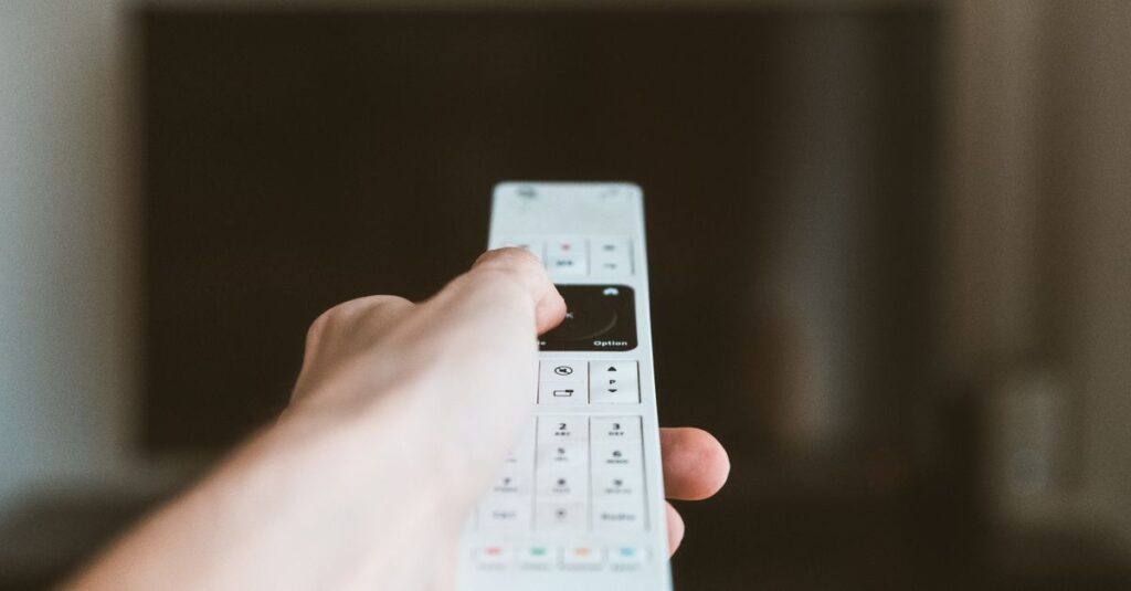 Televízia a diaľkový ovládač – ilustračná fotografia
