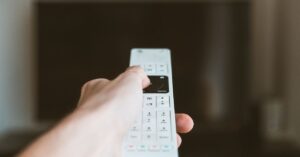 Televízia a diaľkový ovládač – ilustračná fotografia