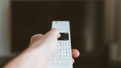 Televízia a diaľkový ovládač – ilustračná fotografia
