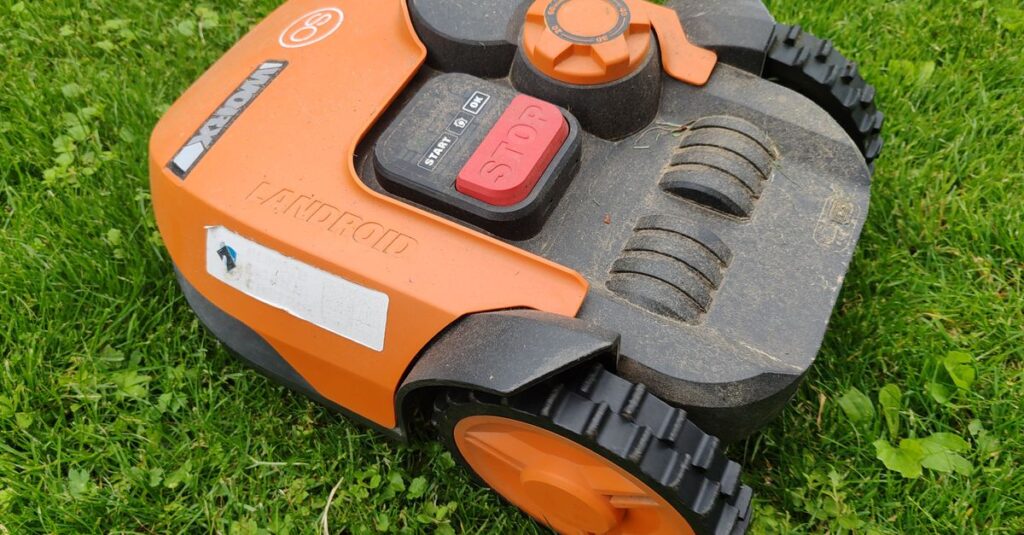 Robotická kosačka verzus klasické kosenie: čo sa naozaj oplatí