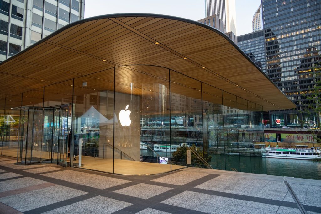 Apple žaluje OpenAI za krádež obchodných tajomstiev. Kandidáti vraj nosili na pohovory súčiastky nevydaných produktov