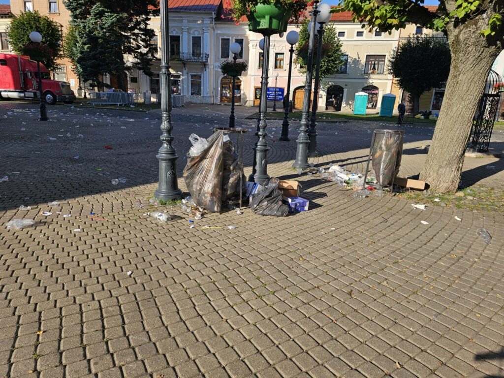 Preplnené odpadkové koše v centre Kežmarku po Expres Street Party