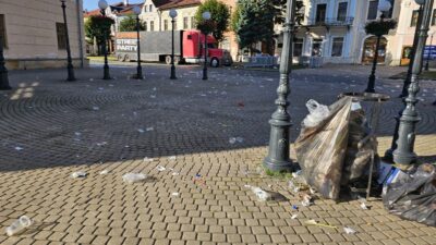 Odpad na námestí v Kežmarku pri vozidle Expres Street Party