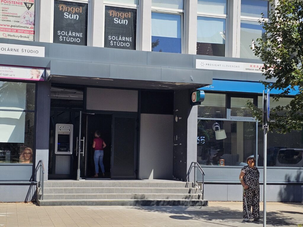 Drevená výplň na mieste pôvodného bankomatu v Kežmarku