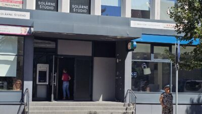 Drevená výplň na mieste pôvodného bankomatu v Kežmarku